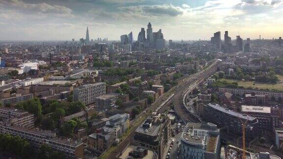 从贝斯纳尔格林公园俯瞰伦敦的高角度镜头向西看这座城市