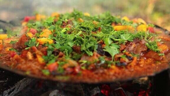 蔬菜、肉、香草和蘑菇在火上煮熟
