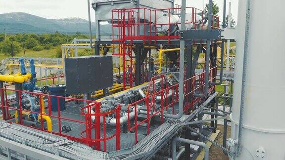 天然气生产站管道上有阀门的金属结构天然气生产的分配和设备