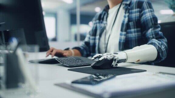 多元办公室:残疾人使用假肢在电脑上工作专业的先进思想控制身体动力肌电仿生肢体来控制鼠标专注于手