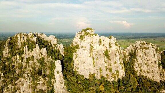 泰国石灰岩山鸟瞰图