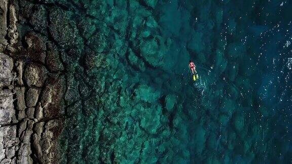 浮潜在清澈的绿松石海