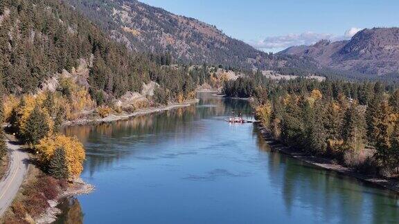 缆车渡轮宁静:汤普森河和森林山脉在秋天的风景航拍镜头