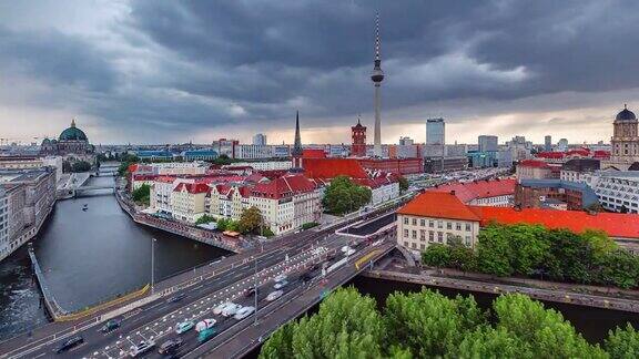 多雨的城市景观柏林的时间流逝与狂欢的河和云柏林德国