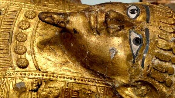一个巨大的埃及法老的金色雕像