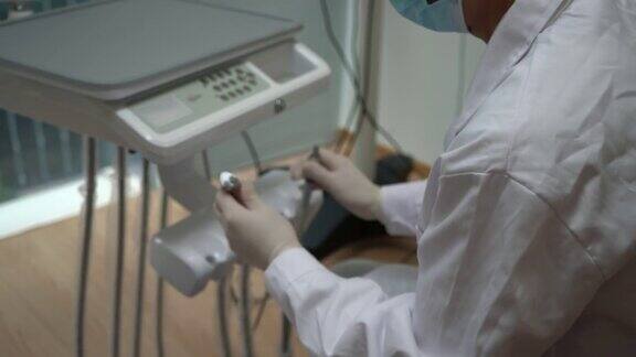 牙医戴上乳胶手套拿起周围的器械准备