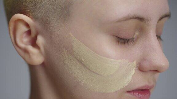 女孩在脸上涂粉底时尚视频化妆4K30fpsProRes4444