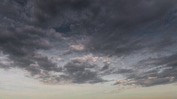 延时暗风暴云戏剧性的黑色天空背景雷雨来临前乌云密布气象危险风暴气候黑暗的云景风暴灾难时间流逝阴沉的灰色天空