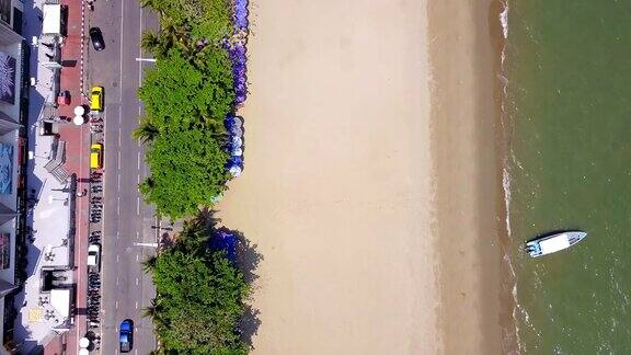 鸟瞰图的彩色伞海滩和绿松石海与文字的空间在泰国春武里省芭堤雅阳光明媚的夏季旅行或假日背景俯视图
