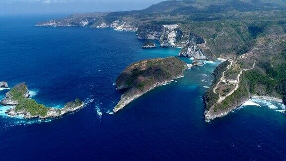 航拍的海湾白色的沙滩蓝绿色的海水和岩石峭壁