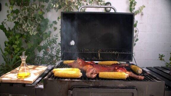 4K脆皮烤小猪正在烧烤美味的猪