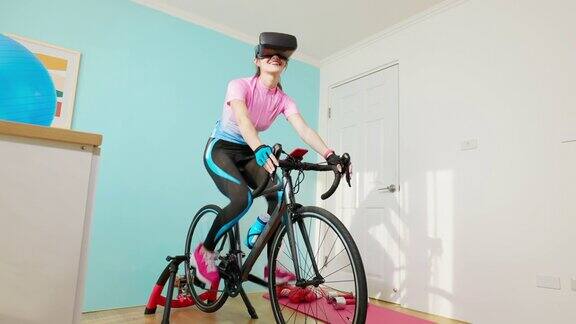 戴着VR眼镜骑车的女人
