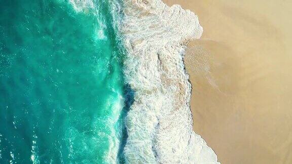 鸟瞰图海浪打破白色沙滩海浪拍打着美丽的海滩