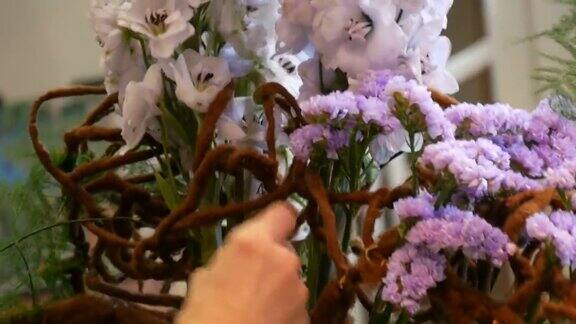 女花商制作插花或一束鲜花的手