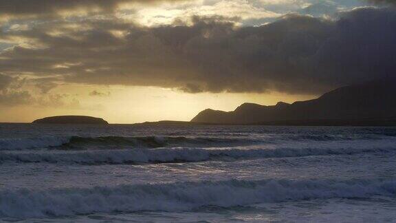 日落时分阿基尔岛的龙骨海滩