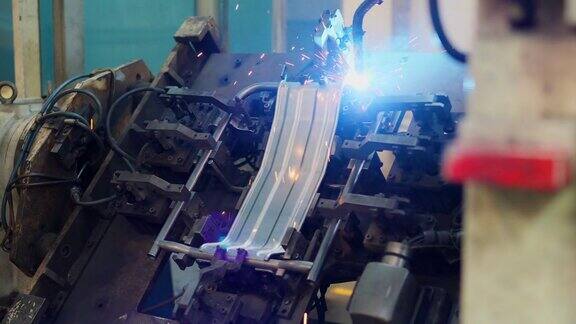 在最先进的工厂里当自动机械臂熟练地焊接汽车零部件时可以看到它完美无瑕的精度探索技术与工艺的完美结合