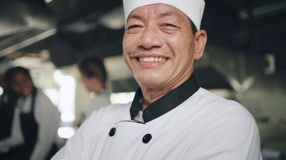 厨师在厨房对着镜头微笑的肖像
