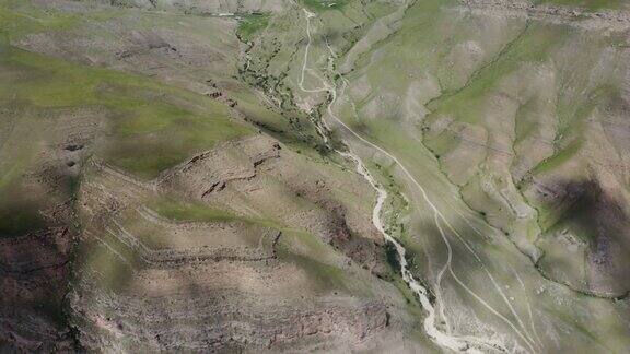 俯视图的岩石山谷与狭窄的河流在低地