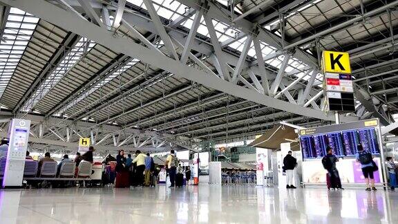时光流逝:旅客在机场登机大厅拥挤不堪