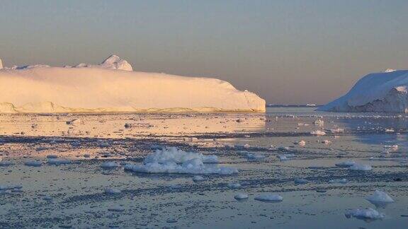 格陵兰船与明亮的冰山