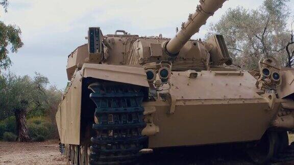 坦克轨道上的重型军事装备
