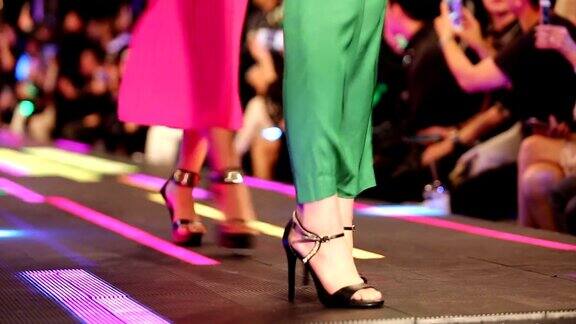 时装秀在LED地板上有超级模特现在的鞋子高跟鞋