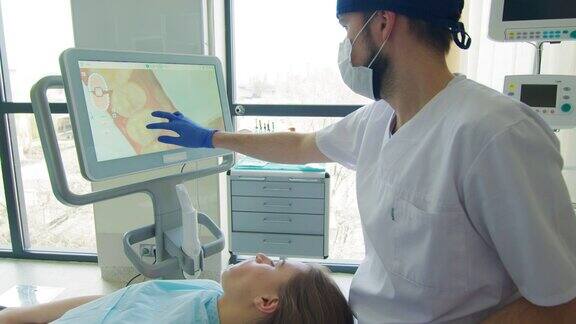 牙科医生解释病人牙齿的3D扫描