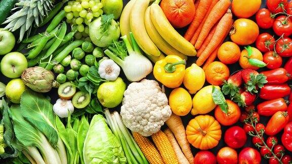 各种新鲜的有机水果和蔬菜在彩虹的颜色