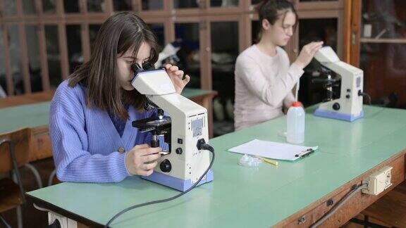 学生在课堂上使用显微镜