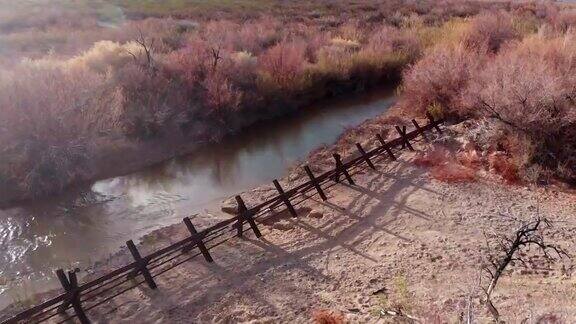 美国和墨西哥之间的格兰德河国际边界位于普雷西迪奥和德克萨斯州坎德拉里亚之间没有墙
