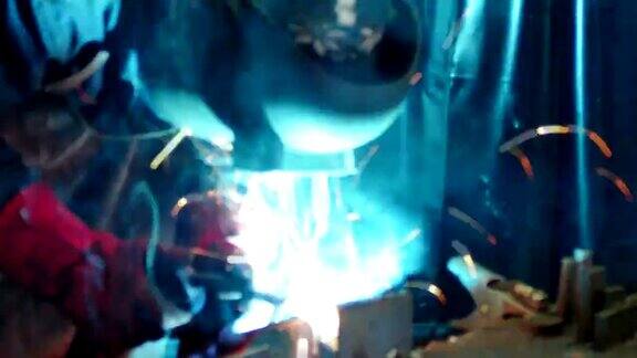 焊工在金属工业中负责焊接