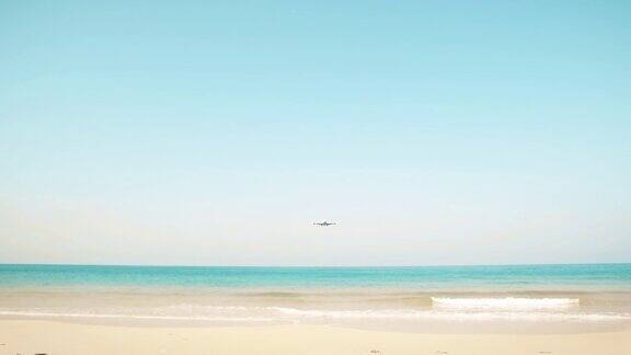飞机在海边降落