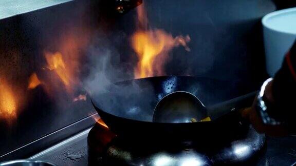 男厨师用明火烹饪中国食物