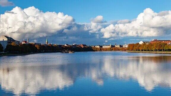 哥本哈根城市湖的延时缩放与云反射