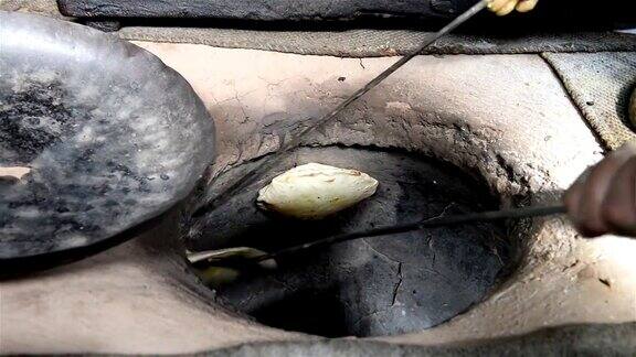 在印度用热砂锅煮薄饼