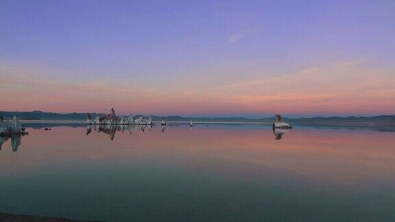 莫诺湖的凝灰岩形成与彩色日落小淘金
