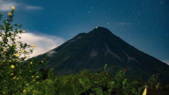 在哥斯达黎加的阿雷纳火山上翻滚的云