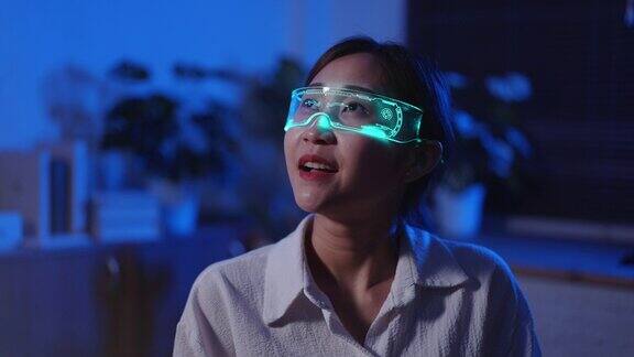 年轻的亚洲女性戴着VR虚拟现实眼镜玩3D眼镜兴奋不已元宇宙和技术概念