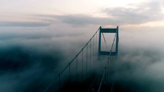 伊斯坦布尔日出时分无人机飞过雾蒙蒙的大桥