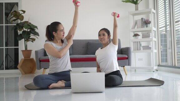 女人在家练瑜伽