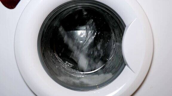 东西在洗衣机的滚筒里旋转