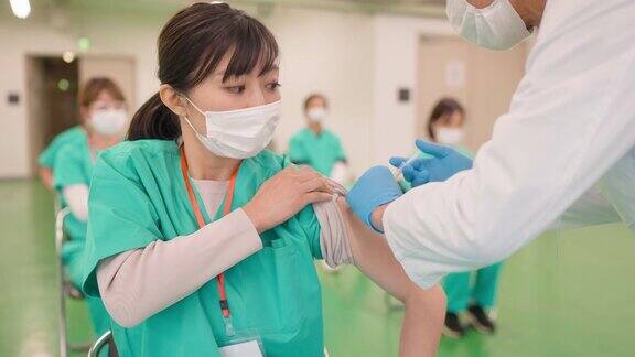 一线医护人员在疫苗接种中心接种疫苗