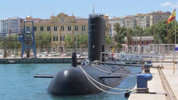 西班牙马拉加港的潜艇特拉蒙塔纳