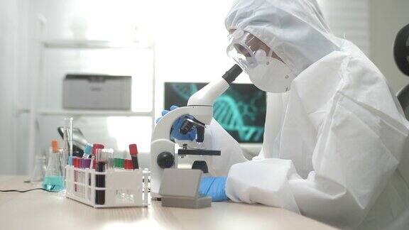 在实验室中使用显微镜的科学家
