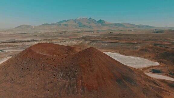 无人机拍摄的火山景观和山脉