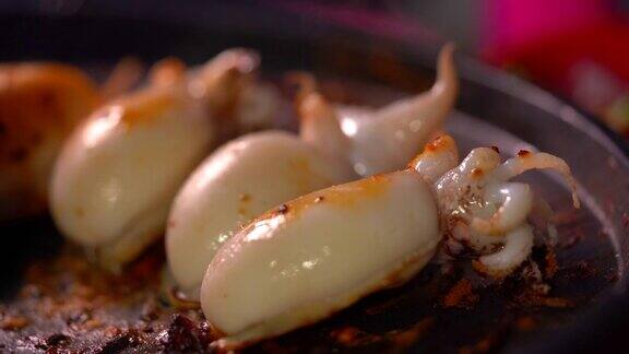 热锅烤鱿鱼为聚会人士提供美味的海鲜鱿鱼食物新鲜的烧烤菜单