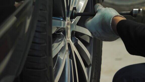 拧紧汽车上的轮胎螺栓轮胎配件汽车轮车库车间特写镜头