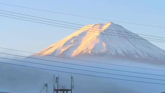 日本富士山顶上的白雪