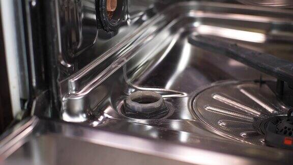 不认识的人特写:打开盖子将漏斗插入洗碗机孔中将颗粒盐倒入洗碗机孔中软化硬水
