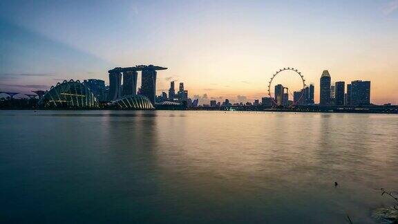 时间从白天到夜晚的新加坡商业区的日落景象